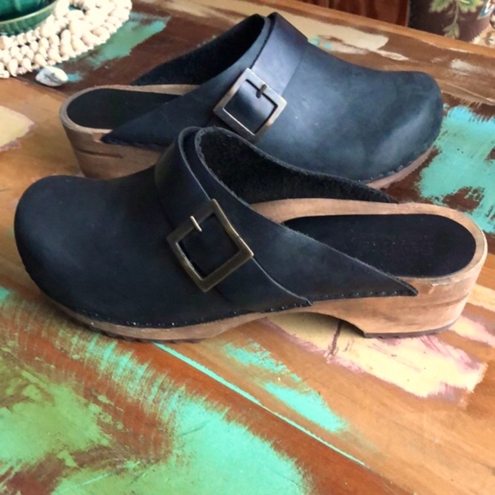 Sanita Black like "NEW" Leather Clogs